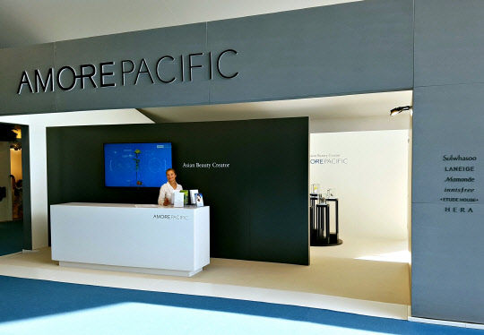 아모레퍼시픽그룹은 지난 1∼6일 프랑스 칸에서 열린 '2017 세계면세품박람회'에 참가했다. 이번 박람회에서 운영한 아모레퍼시픽그룹 부스 전경 <아모레퍼시픽그룹 제공>